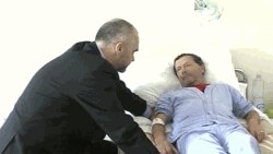 Shqipëri: Dita e 8 e grevës së urisë së deputetëve socialistë dhe përkrahësve të tyre