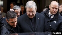 El cardenal australiano George Pell saliendo de una reunión con víctimas de abuso sexual en el hotel Quirinale en Roma, Italia, el 3 de marzo de 2016.