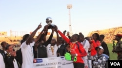 UKaphutheni weHighlanders uFelex Chindungwe ephethe inkezo yeZNA Charities trophy