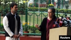 Ketua Partai Kongres Sonia Gandhi (kanan) dan putranya, Rahul Gandhi, dalam sebuah konfrensi pers di New Delhi, India, 8/12/ 2013.