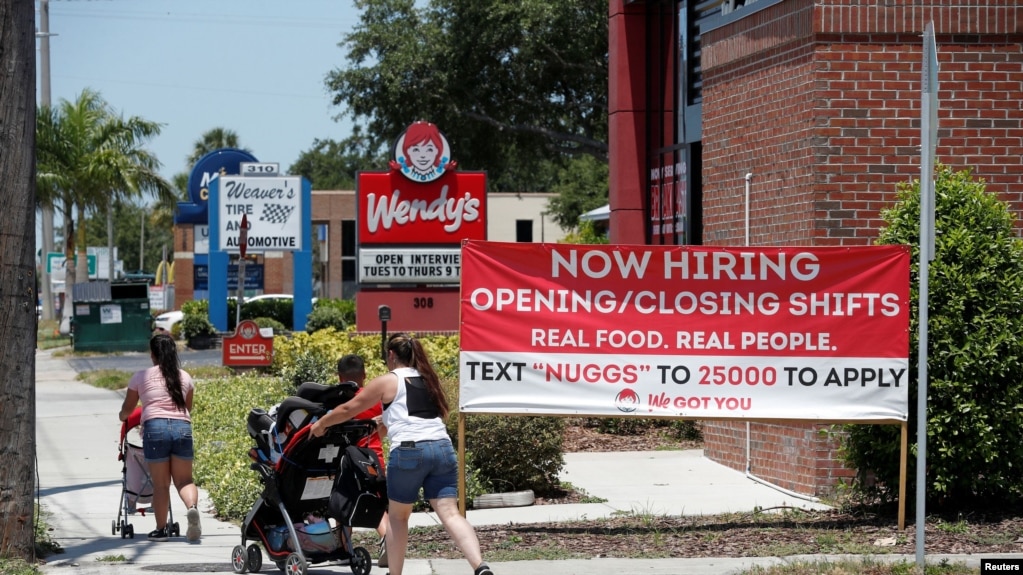 美国快餐连锁店温迪餐厅位于佛罗里达州坦帕市的一家门店展示着“正在招聘”的招牌。（2021年6月1日）(photo:VOA)