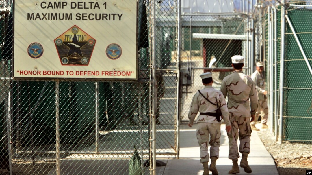 Suasana penjagaan yang super ketat di pusat penahanan militer AS di Teluk Guantanamo, Kuba (Foto: dok). Pemerintah AS mengungkap identitas 55 tahanan yang siap dibebaskan dari penjara ini, JUm'at (21/9).