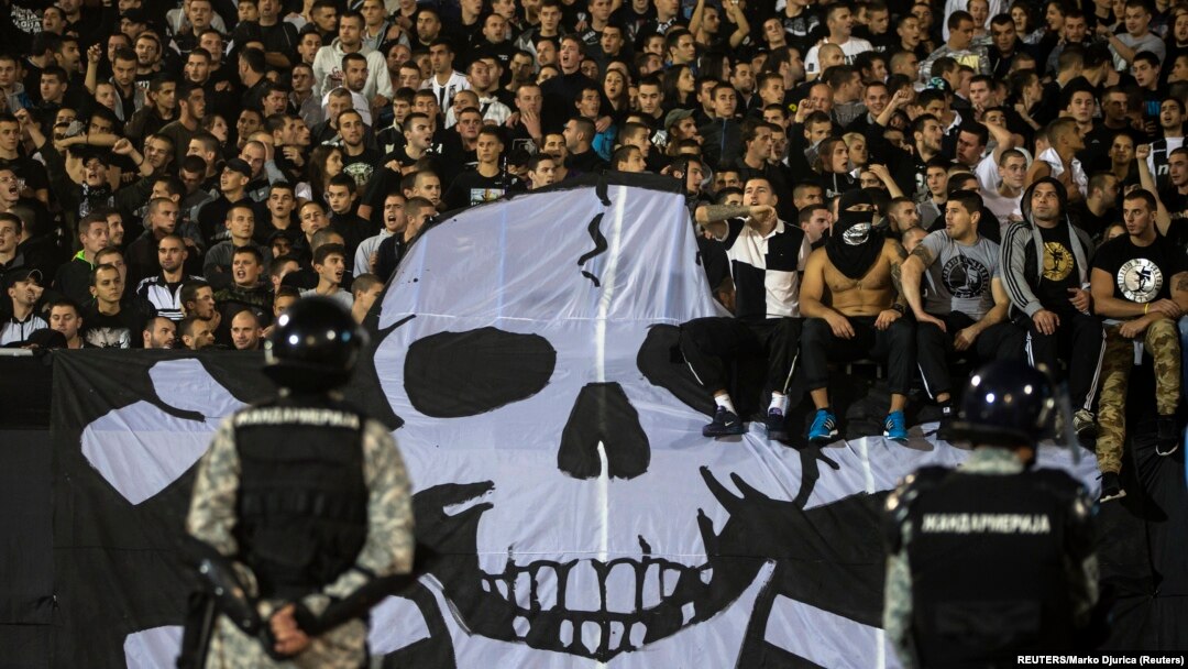 Arhiv - Navijači Partizana tokom meča sa vječitim rivalom Crvenom zvezdom u oktobru 2014. (Foto: REUTERS/Marko Djurica) 