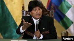 El presidente Evo Morales atribuyó la baja de su caudal electoral respecto a comicios anteriores a una "guerra sucia" opositora y aseguró que es prematuro pensar en su sucesor.