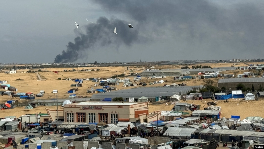 İsrail-Hamas savaşı altı aydır sürüyor. İsrail'in Han Yunus'taki kara operasyonu sırasında dumanlar yükseliyor- 14 Mart 2024.