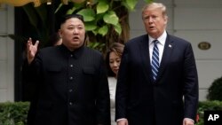 KTT kedua Pemimpin Korea Utara Kim Jong Un (kiri) dan Presiden AS Donald Trump akhir Februari lalu di Hanoi, Vietnam tidak menghasilkan kesepakatan (foto: dok).