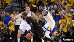 Kyrie Irving (2), Klay Thompson (11) et Kevin Durant (35), Oakland, Californie, le 4 juin 2017.