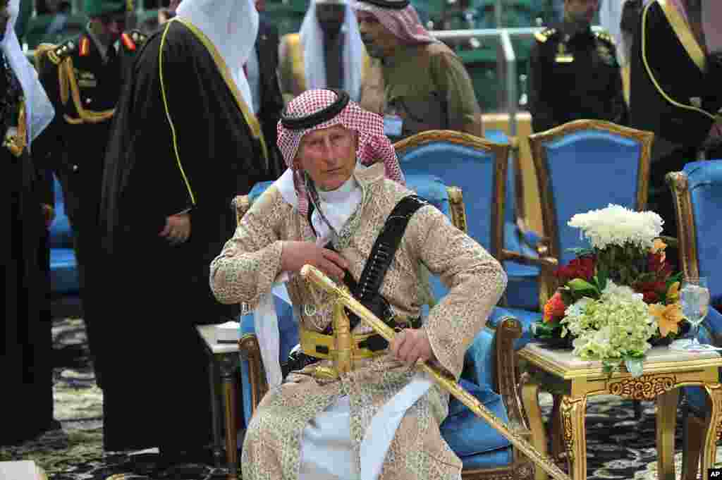 Britain&#39;s Prince Charles wears traditional Saudi clothes as he attends the traditional Saudi dancing best known as &#39;Arda&#39;, performed during Janadriya culture festival at Der&#39;iya in Riyadh, Feb. 18, 2014. 