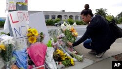 Des fleurs déposées dans la rue, en face de la synagogue Chabad à Poway, en Californie, le 29 avril 2019