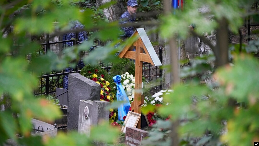 Karangan bunga tampak di atas makam pimpinan Grup Wagner Yevgeny Prigozhin usai pemakaman di pemakaman Porokhovskoe di kota St. Petersburg, Rusia, Selasa, 29 Agustus 2023.