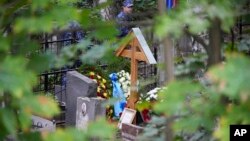 Karangan bunga tampak di atas makam pimpinan Grup Wagner Yevgeny Prigozhin usai pemakaman di pemakaman Porokhovskoe di kota St. Petersburg, Rusia, Selasa, 29 Agustus 2023.