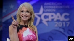 pembantu Presiden Donald Trump Kellyanne Conway berbicara pada Konferensi Aksi Politik Konservatif (CPAC) di National Harbor, Maryland, Kamis (23/2). 