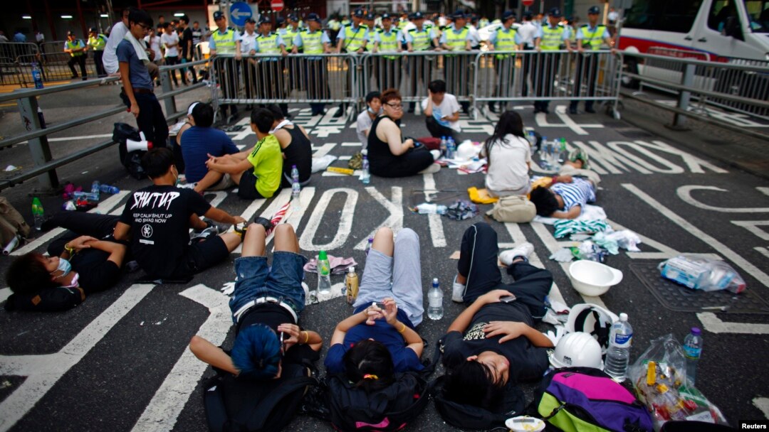 Demonstran memblokir jalan dekat kantor-kantor pemerintahan di Hong Kong (30/9).