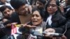 Asha Devi, mère de Jyoti Singh, victime d'un viol et meurtre en 2012 à New Delhi, s'adressant aux médias à la sortie du tribunal, le 7 janvier 2020.