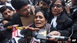 Asha Devi, mère de Jyoti Singh, victime d'un viol et meurtre en 2012 à New Delhi, s'adressant aux médias à la sortie du tribunal, le 7 janvier 2020.