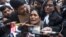 Asha Devi, mère de Jyoti Singh, victime d'un viol et meurtre en 2012 à New Delhi, s'adressant aux médias à la sortie du tribunal, le 7 janvier 2020.