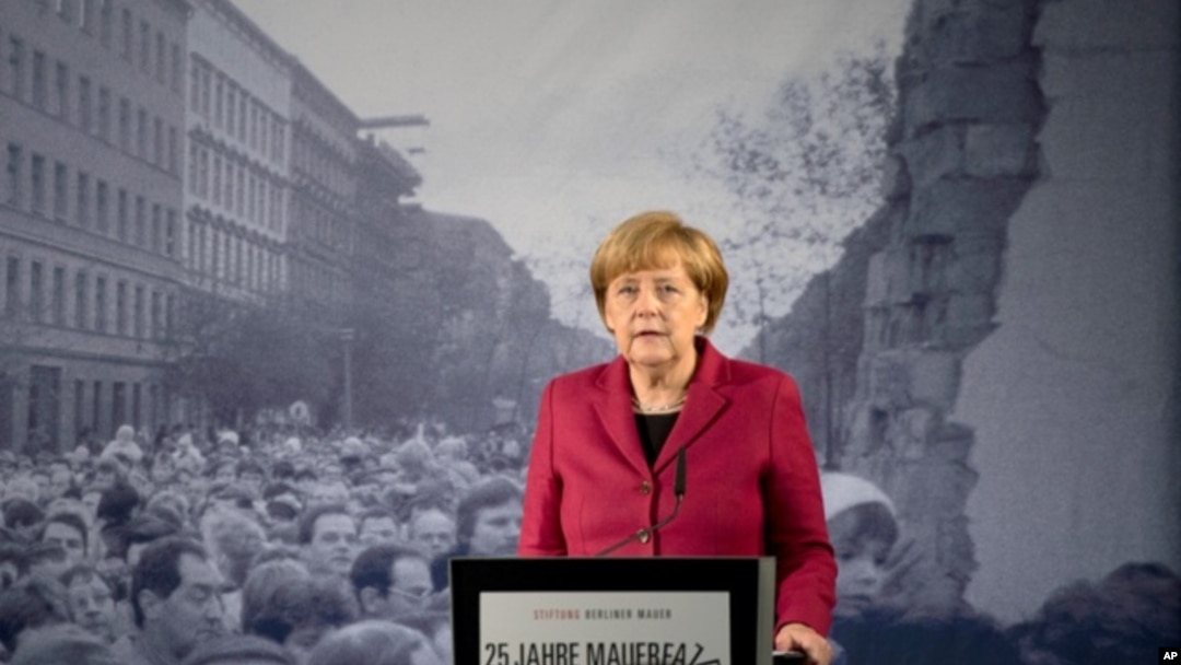 Kanselir Jerman, Angela Merkel memberikan pidato di monumen peringatan Tembok Berlin di Bernauer Strasse, pada HUT ke-25 runtuhnya Tembok Berlin, Minggu (9/11).