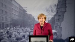 Kanselir Jerman, Angela Merkel memberikan pidato di monumen peringatan Tembok Berlin di Bernauer Strasse, pada HUT ke-25 runtuhnya Tembok Berlin, Minggu (9/11).