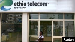 Seorang warga berjalan melewati kantor Ethio Telecom di Ibu Kota Ethiopia, Addis Ababa, 9 November 2015. (Foto:Dok)