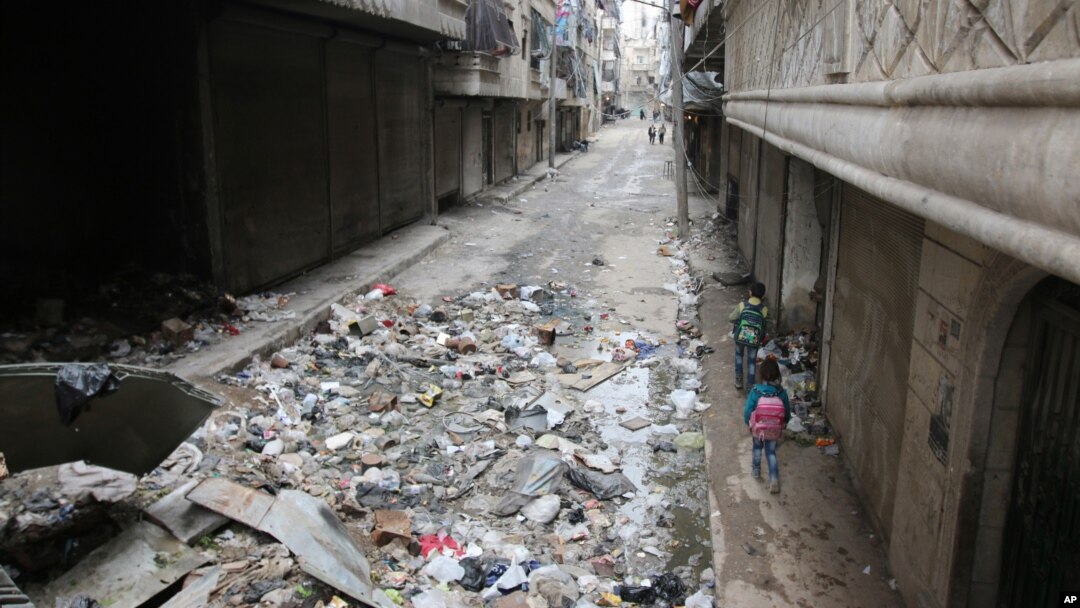 Trẻ em đi bộ trên phố ở Aleppo, Syria, ngày 11/2/2016.