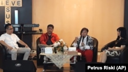 Inaya Wahid dari Gusdurian Nasional menjadi salah satu pembicara dalam diskusi kebangsaan bertema "Serius, Kita Sudah Merdeka?" di Gereja Pantekosta Pusat Surabaya (GPPS) Jemaat Sawahan Surabaya, 17 Agustus 2018 (Foto:VOA/Petrus Riski)