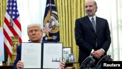 ২০২৫ সালের ১৩ ফেব্রুয়ারি ওয়াশিংটনে হোয়াইট হাউসের ওভাল অফিসে যুক্তরাষ্ট্রের বাণিজ্যমন্ত্রী হাওয়ার্ড লুটনিকের উপস্থিতিতে শুল্ক বৃদ্ধির বিষয়ে একটি নির্বাহী আদেশ জারি করেন প্রেসিডেন্ট ডনাল্ড ট্রাম্প।