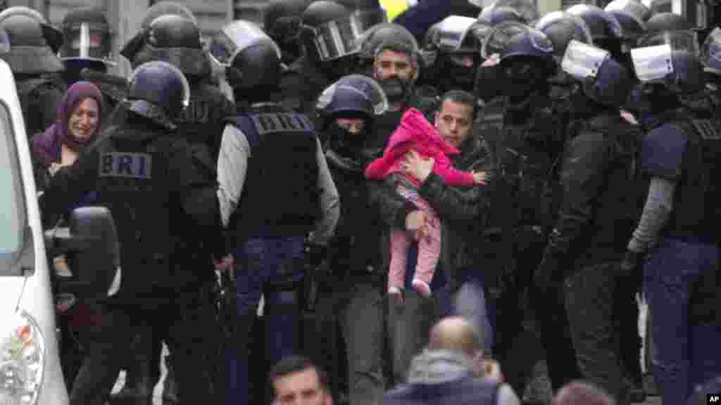 Des habitants évacués pendant l&#39;assaut à Saint-Denis, en France, 18 novembre 2015.