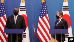 18일 한국을 방문한 토니 블링컨 미국 국무장관(오른쪽)과 로이드 오스틴 국방장관이 서울에서 기공동기자회견에 참석했다.