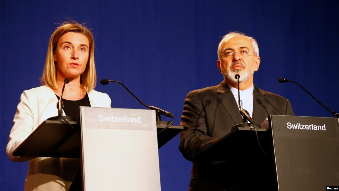 Kepala Kebijakan Luar Negeri Uni Eropa, Federica Mogherini, kiri, menyampaikan sebuah pernyataan bersama Menteri Luar Negeri Iran Mohammad Javad Zarif di Lausanne, Swiss, 2 April 2015.