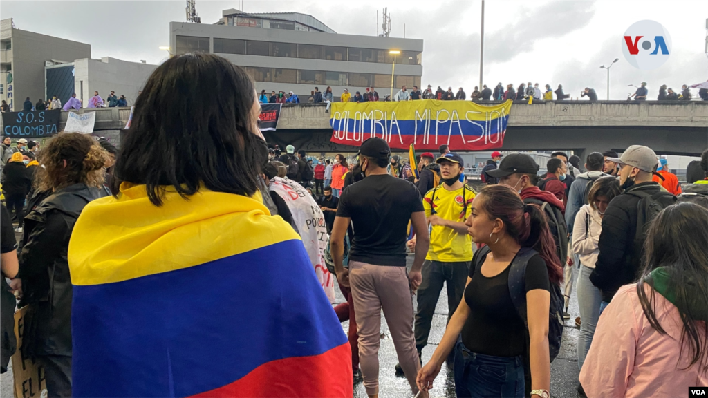 En principio, las protestas estaban encaminadas a exigir la eliminaci&#243;n de una reforma tributaria que luego el presidente Duque pidi&#243; fuese retirada del Congreso. No obstante, la ciudadan&#237;a sigui&#243; saliendo a las calles.