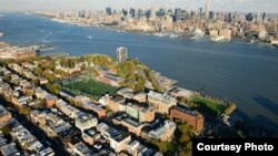 Foto udara kampus Stevens Institute of Technology di Hoboken, New Jersey dengan latar belakang Sungai Hudson dan kawasan Manhattan, New York (foto: ilustrasi). 