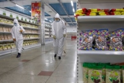 지난 12월 북한 평양 식품점에서 신종 코로나바이러스 방역 요원들이 소독을 하고 있다.