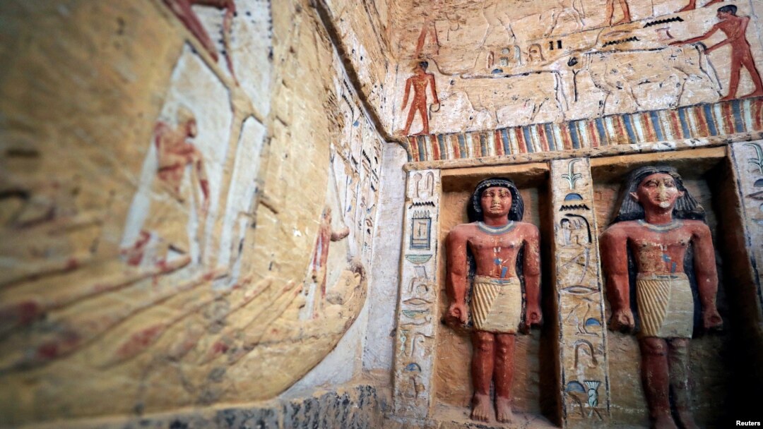 Patung-patung yang terlihat di dalam makam 'Wahtye' yang baru ditemukan, yang berasal dari kekuasaan Raja Neferirkare Kakai, di daerah Saqqara, dekat Giza, Mesir, 15 Desember 2018. 