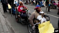 Un dirigente sindical afirmó que más de 100 trabajadores fueron detenidos en Cochabamba.