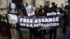 Alîgirên Julian Assange di 26’ê Adara, 2024’an de, li derveyî Dadgeha Bilind ya Brîtanya,bo piştgîrîyê wî kom bûne.
