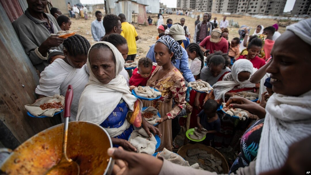 Warga Tigray yang mengungsi untuk menghindari kekerasan antre untuk menerima bantuan makanan di Mekele, wilayah Tigray, Ethiopia (foto: dok). 