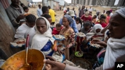 Warga Tigray yang mengungsi untuk menghindari kekerasan antre untuk menerima bantuan makanan di Mekele, wilayah Tigray, Ethiopia (foto: dok). 