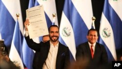 El presidente de El Salvador, Nayib Bukele, con su credencial del Tribunal Supremo Electoral que certifica su reelección, en el Teatro Nacional en San Salvador, El Salvador, el jueves 29 de febrero de 2024