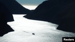 新西兰米尔福德峡湾上的游船 - 资料照片