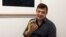 "Банан, приклеєний скотчем до стіни" за $120 тисяч з'їв "голодний митець". Відео