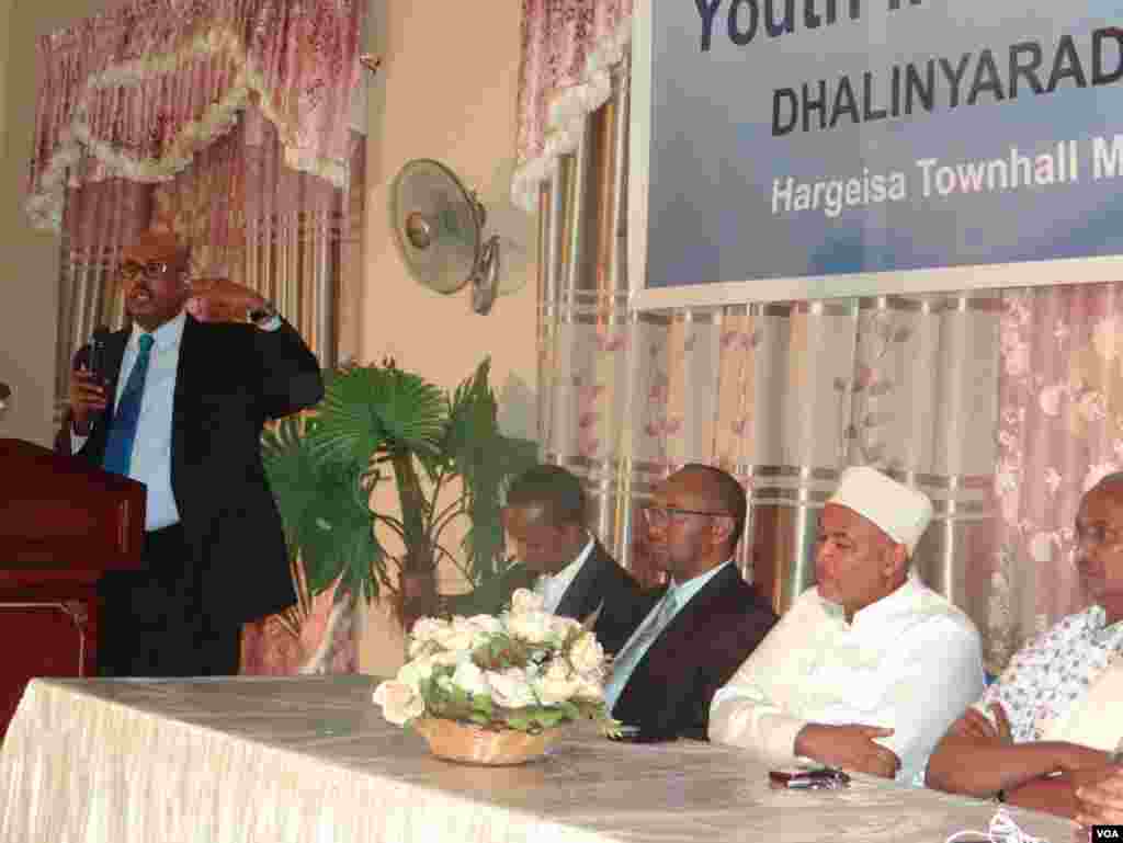 Madaxa Laanta Af-Soomaaliga ee VOA, Cabdiraxmaan Yabarow oo ka hadlaya madasha lagu qabtay &quot;Kulanka Dadweyne&quot; ee ay Laantu ku qabatay Hargeysa, June 14, 2013.