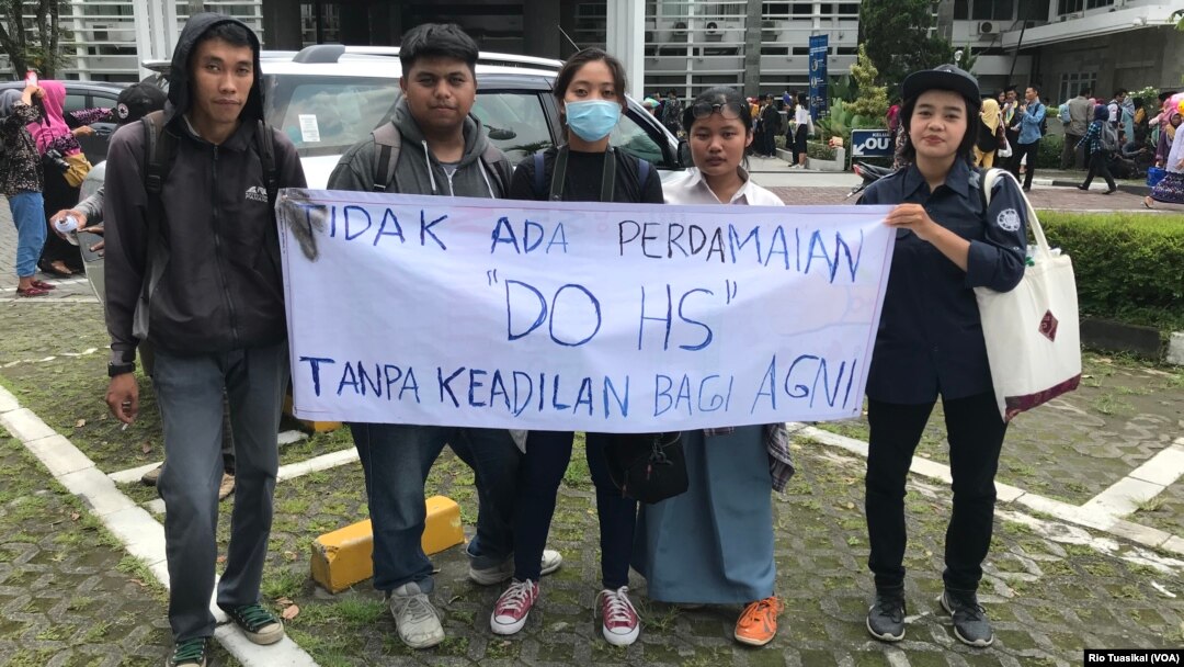 Kelompok solidaritas Agni berunjuk rasa di sekitar lokasi wisuda UGM, meminta kampus mengeluarkan HS, pelaku pelecehan seksual terhadap Agni. (Foto: VOA/Rio Tuasikal)