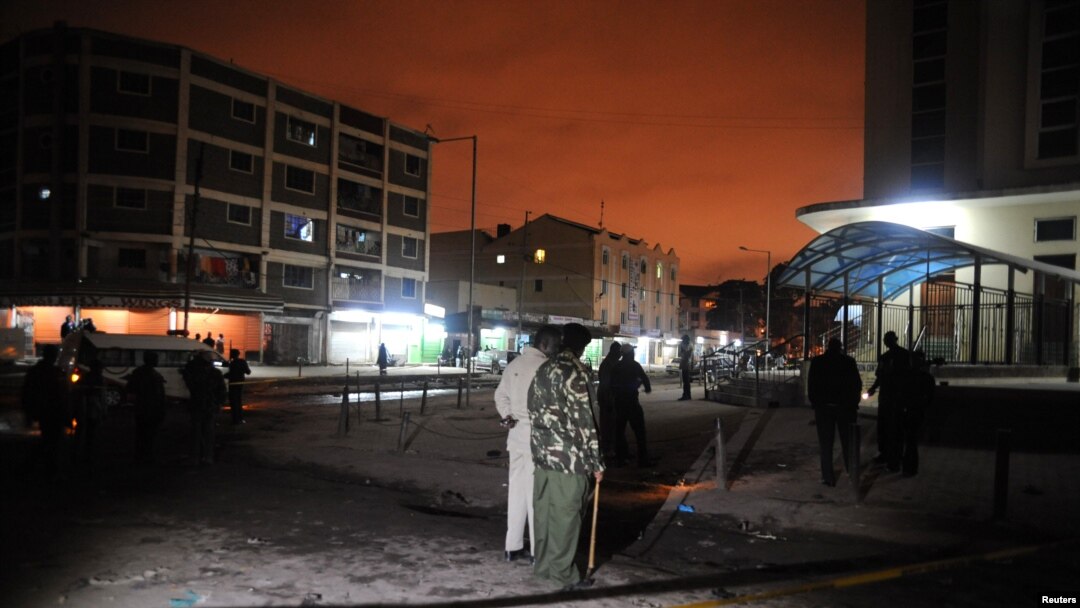 Polisi Kenya melakukan penyelidikan di lokasi ledakan dekat sebuah masjid di distrik Eastleigh, pinggiran ibukota Nairobi, Jumat (7/12). 