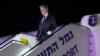 El secretario de Estado de Estados Unidos, Antony Blinken, desciende del avión a su llegada al aeropuerto internacional Ben Gurion en Tel Aviv, Israel, el 6 de febrero de 2024.