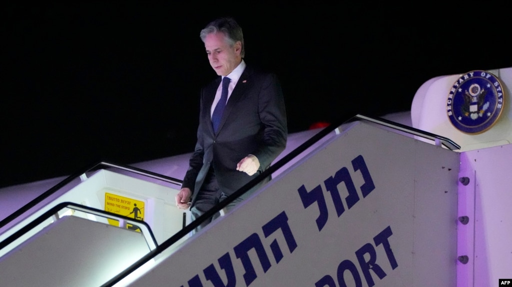 ABD Dışişleri Bakanı Antony Blinken, 6 Şubat 2024'te Ben Gurion Uluslararası havaalanına vardığında uçağından iniyor.