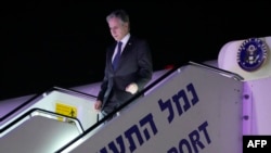 El secretario de Estado de Estados Unidos, Antony Blinken, desciende del avión a su llegada al aeropuerto internacional Ben Gurion en Tel Aviv, Israel, el 6 de febrero de 2024.