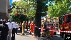 Los equipos de bomberos y materiales peligrosos trabajaron fuera del Consulado de India y Francia en Melbourne, Australia.