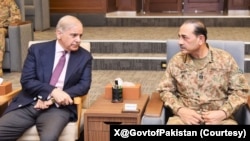 파키스탄의 무하마드 셰바즈 샤리프 총리(사진 왼쪽)이 군 총본부(GHQ)를 방문하여 파키스탄과 아프가니스탄의 안보 상황에 대한 상세한 브리핑을 받고 있다.