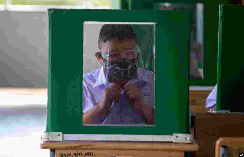 태국 방콕 외곽의 학교에서 학생들이 신종 코로나바이러스 감염증(COVID-19)을 막기 위해 마스크와 안면가리개를 착용하고 있다. 