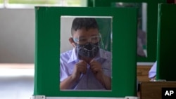1일 태국 방콕 외곽의 학교에서 학생들이 신종 코로나바이러스 감염증(COVID-19)을 막기 위해 마스크와 안면가리개를 착용하고 있다.